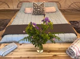 Bluebell Tent at Ballyward Croft, khu glamping ở Ardkeen