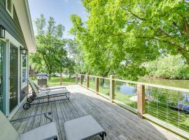 Indianapolis Riverfront Rental with Wraparound Deck!, apartment in Indianapolis