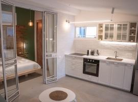 דירת גן מדהימה בלב נווה צדק, biệt thự ở Tel Aviv