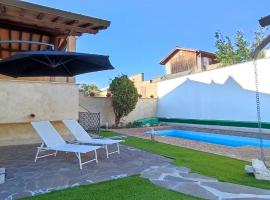 Happy Domus Roma Villa Bustini con meravigliosa piscina, готель у місті Infernetto