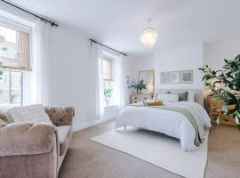 Rufloreo Dale - homely and central, Hotel mit Whirlpools in Buxton