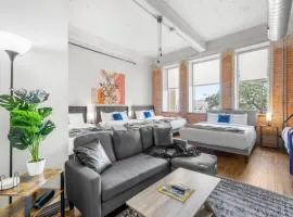 Stunning Downtown Apartment with Pool, Laundry, Parking