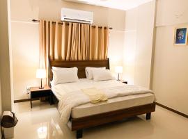 Furnished luxury Vacation Apartment in DHA Phase 8, íbúð í Karachi