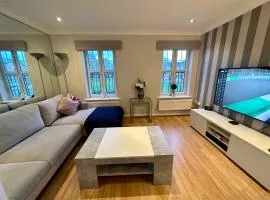 MUFC & Trafford Centre Townhouse 4 BR FREE Parking