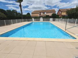 Villa dans résidence avec piscine , stationnement proche de la mer, holiday home in Vendres