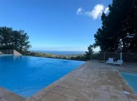 Vue mer panoramique de la piscine au cœur de la pinède Les Issambres Golf de Saint Tropez