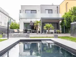Luxury Vienna 6BR-4BA Villa with Private Pool & Sauna - Pets allowed