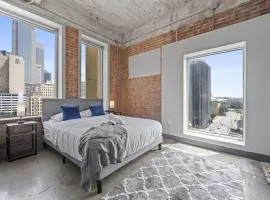 Stunning Downtown Apartment with Pool, Laundry, Parking