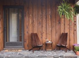Catskills Retro Retreat- Upstate Home W Hot Tub, hotel v destinaci Saugerties
