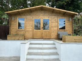Estuary View Cabin, Hotel in Penclawdd