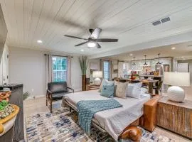 Hot Tub! Family Haven 3 Mi to Lake Ray Roberts