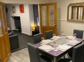Cosy 3 bedroom House, Sleeps 7 people in Birmingham