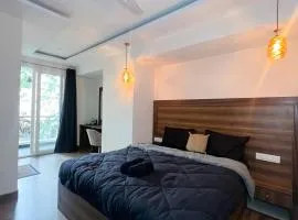 Temple Tree, Queens road - AC & Balcony