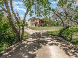 Gated 10 Acre Wildflower Retreat in Drip!, holiday home in Dripping Springs