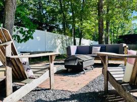 Serene Hamptons Stay with Pool Bliss & Cozy Fire-Pit, hotel in East Hampton