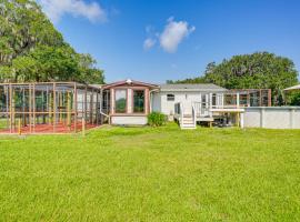 Sleep With Sloths and Lemurs! Modern Webster Home, hotel em Webster