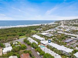 Belle Escapes 3 Bedroom Villa with private rooftop spa, khách sạn ở Coolum Beach