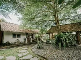 East room at Semadi Living