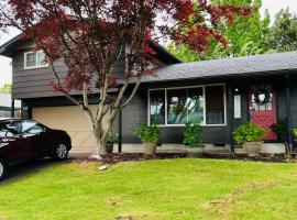 Emerald City 3 Bedroom 1 bath Home, hotel with parking in Eugene