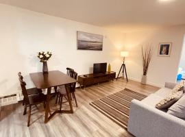 #202 Cozy Mountain View 2 bedrooms in DT，位于坎莫尔的酒店