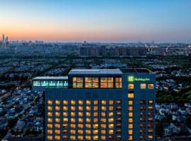 Holiday Inn Shanghai Pudong Kangqiao by IHG - Free shuttle bus to Disney land, Ins Swimming Pool、上海市のホテル