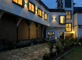 Konwar Inn & Suites, hotel u gradu Golāghāt