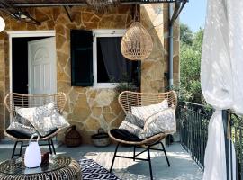 Villa Aspros - traditionell, ruhig und strandnah, hotel v destinaci Liapades