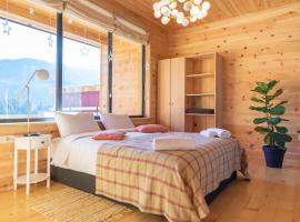 Elegant pet-friendly double villa, perfect for couples Svaneti Countryside 4, ξενοδοχείο στη Μέστια
