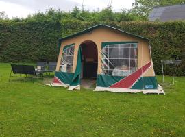 Basic ingerichte vouwwagen op camping Westenenk, Wijster, kamp sa luksuznim šatorima u gradu Wijster