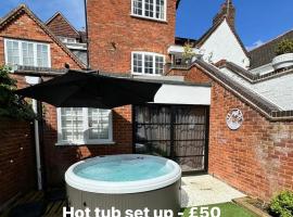 The Whitehouse, Hot Tub, hotel di Henley in Arden
