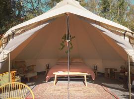 Bell Tent Deluxe met Hot-tub, luksustelt i Nederweert-Eind