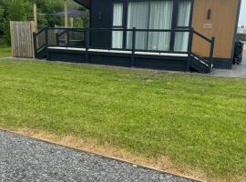 luxury hot tub glamping apartment, hotel di Ireleth