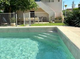 Charmante villa rénovée avec piscine、モンテリマールのヴィラ