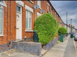 Spacious 2 BR House near Town, hotel en Coventry