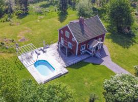 4 Bedroom Stunning Home In N&auml;rkesberg，N&auml;rkesberg的附設泳池的飯店