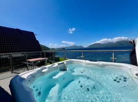 Loch Linnhe Waterfront Lodges with Hot Tubs，格倫科的Villa