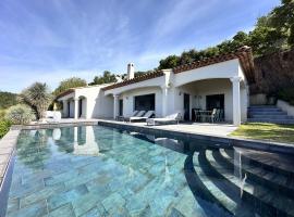 La Vigie, villa pour 8 personnes avec piscine chauffée et vue mer à La Londe-Les-Maures, sumarhús í La Londe-les-Maures