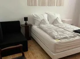 Utcára nyíló apartman