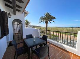 Apartamento Trini en Son Bou, frente al mar, perfecto para vacaciones, hotel in Alaior