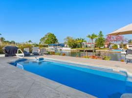 Sunny Waterfront Oasis! Prívate Pool, Hot Tub and Dock, vakantiehuis in Hudson