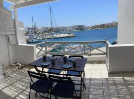 City Centre Tinos Studio with Old Port Sea View & Balcony, Hotel in Tinos