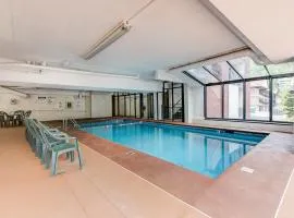 Beary Convenient is a Newly Renovated King Suite Condo in the heart of Gatlinburg with pools