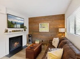 Beary Convenient is a Newly Renovated King Suite Condo in the heart of Gatlinburg with pools
