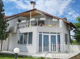 Guest house FantasY, hotel in Tyulenovo