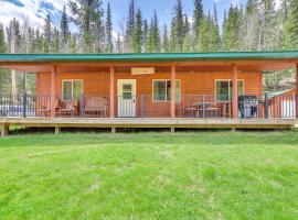 Inviting Deadwood Cabin with Wraparound Deck and Grill, cabaña en Deadwood