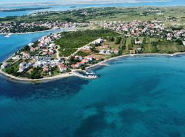 Apartment Relex with pool & Jacuzzi, hotel en Privlaka