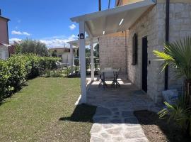 Casa Antia, nuovo bilocale con giardino in Residence con piscina, vakantiepark in Numana