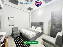 HOTEL PRAKASH GUEST HOUSE ! Varanasi ! fully-Air-Conditioned hotel at prime location with off site Parking availability, near Kashi Vishwanath Temple, and Ganga ghat 2, hotel in Varanasi