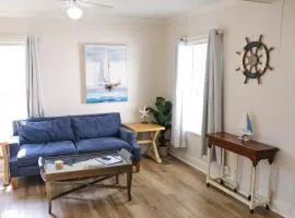 Comfortable One Bedroom Apartment - Walk to the Beach!