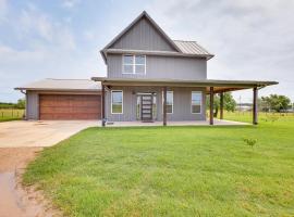 Modern Bryan Farmhouse on 1 Acre with Hot Tub!, Hotel in Bryan